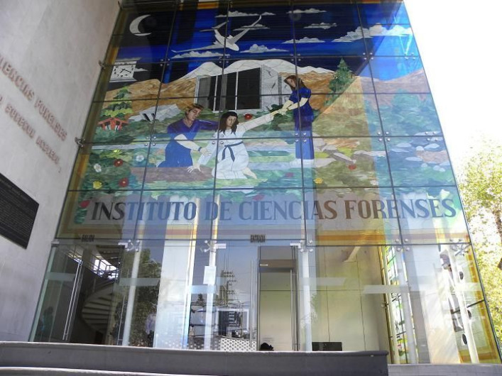 Niña hallada debajo de camión muere por neumonía 