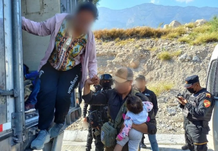 Rescatan a casi 200 migrantes que transitaban por Nuevo León