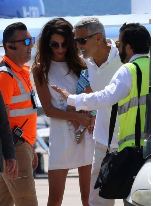 Reaparece George Clooney luego de accidente