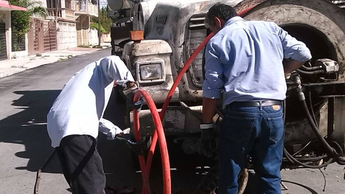Comapa trabaja con equipo vactor