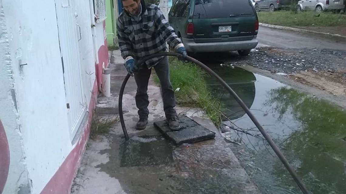Comapa trabaja con equipo vactor