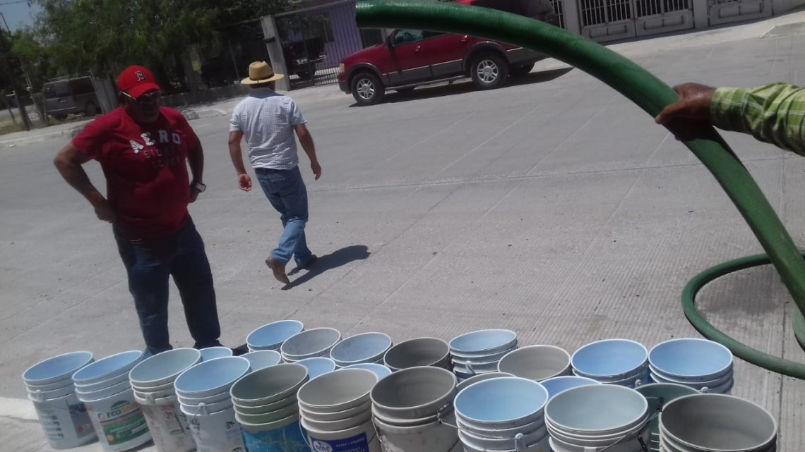 Pipas continúan entregando agua