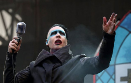  Marilyn Manson se desmaya en pleno concierto