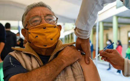 Próximo martes comenzará aplicación de refuerzo de vacuna a adultos mayores 