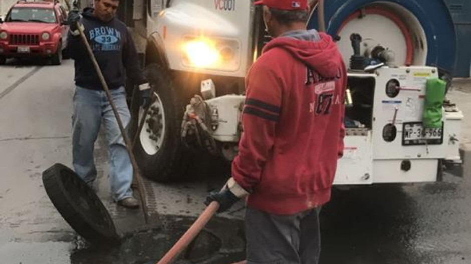 Comapa trabaja con equipo vactor