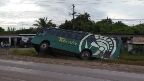 Derrapa autobús con pasajeros procedentes de Tampico