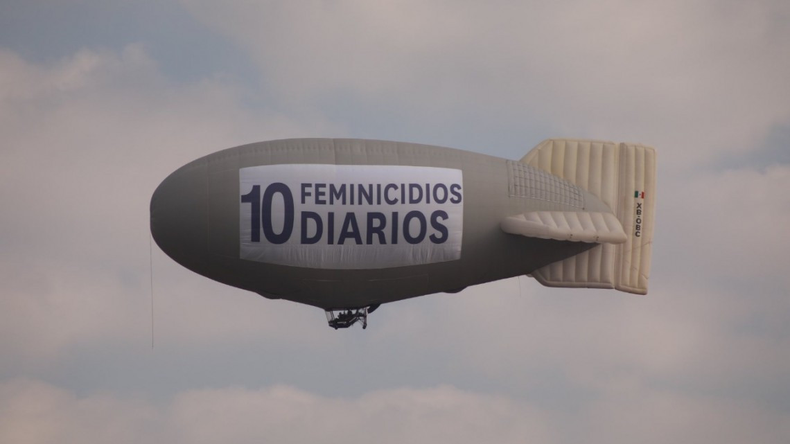 "Nos ponen muros, vallas y granaderos. Subimos al cielo", protestan por feminicidios con Zeppelin sobrevolando por la CDMX 
