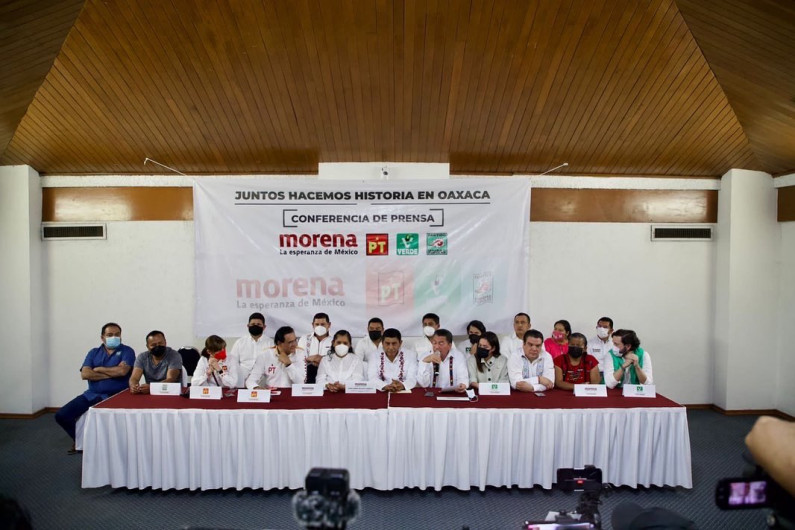 Periodistas abuchean a Mario Delgado por denominarles ‘mercenarios de los medios’