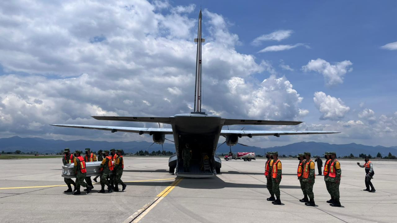 Llega tercer vuelo para repatriar cuerpos de víctimas de tráiler en San Antonio
