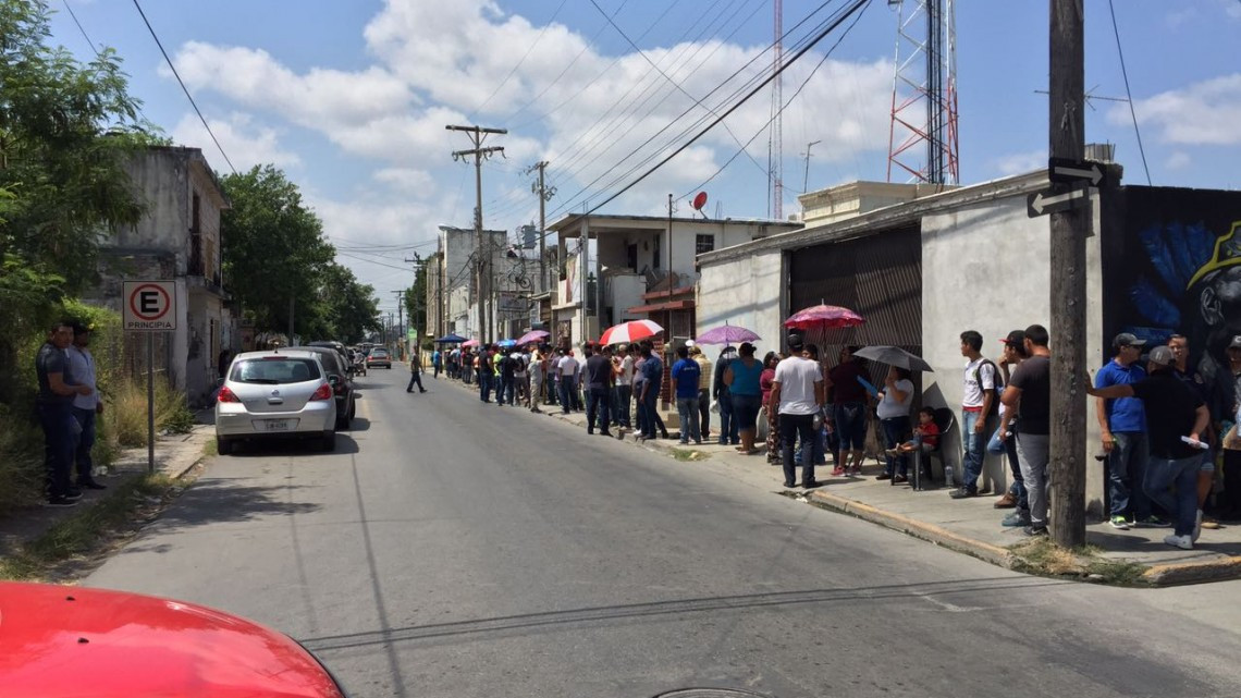 Esperan obreros largas horas para cobrar utilidades