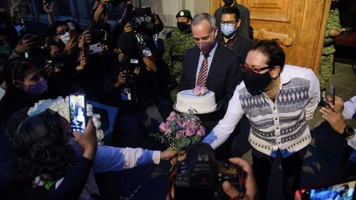 Con Mariachi, despiden a López-Gatell y su "novela de las 7"