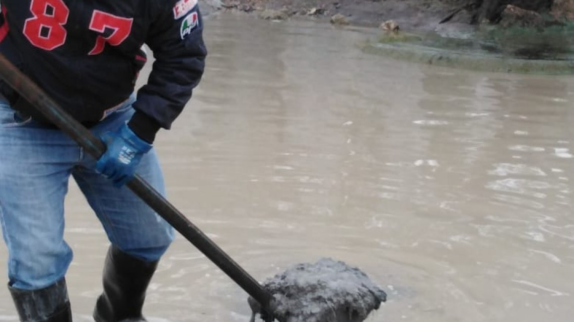 En función línea general de drenaje sanitario en colonia Independencia