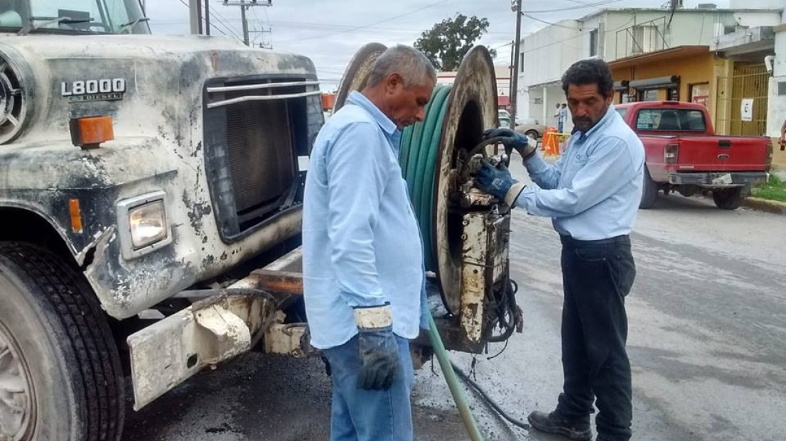 Comapa trabaja con equipo vactor
