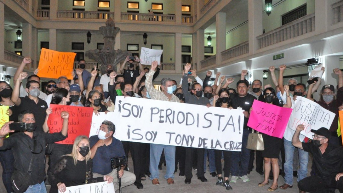 Marchan periodistas para exigir justicia por Tony de la Cruz 