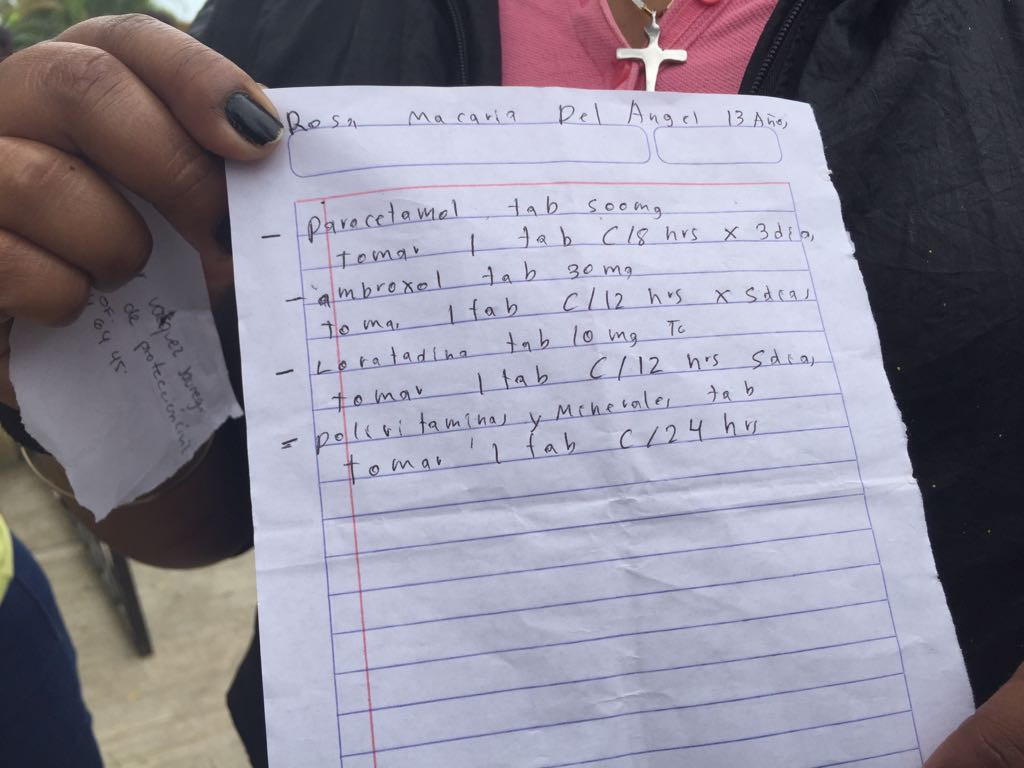 Entregan recetas escritas en hojas de cuaderno, sin sello ni firma