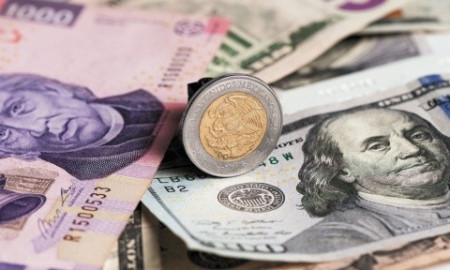 Peso rompe récord de últimos 5 años cotizando por debajo de 18 unidades por dólar