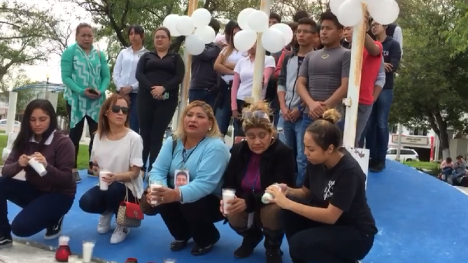 Con veladoras, recuerdan a familiares desaparecidos