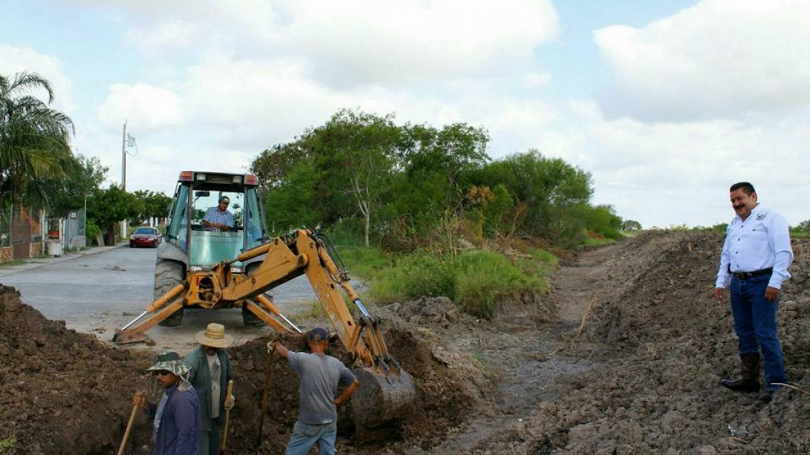 Alcalde supervisa trabajos de instalación de tubería