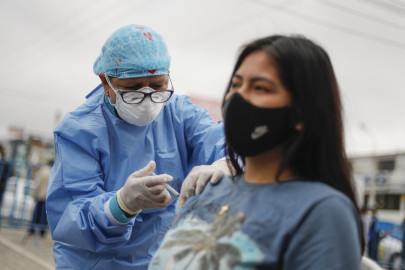 Anuncian vacunación contra COVID-19 a jóvenes de entre 15 y 17 años; pre-registro comienza el viernes 