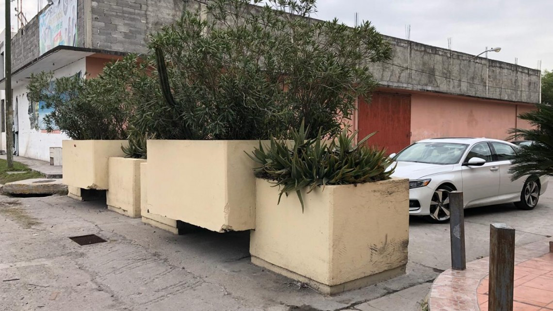 Retirarán maceteros que obstruyen el paso en el fraccionamiento Victoria 