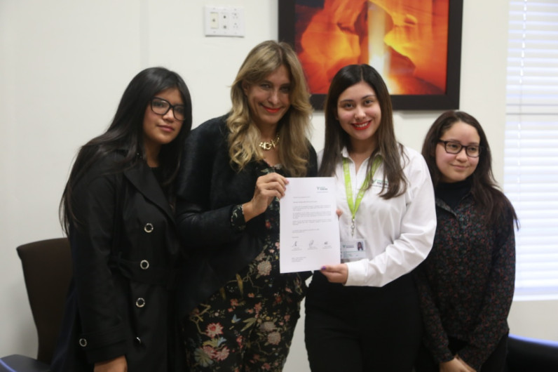 Atiende alcaldesa a estudiantes