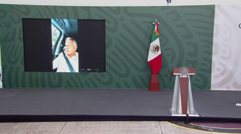 Maestros de la CNTE retienen a AMLO; 'Mañanera' inicia sin él