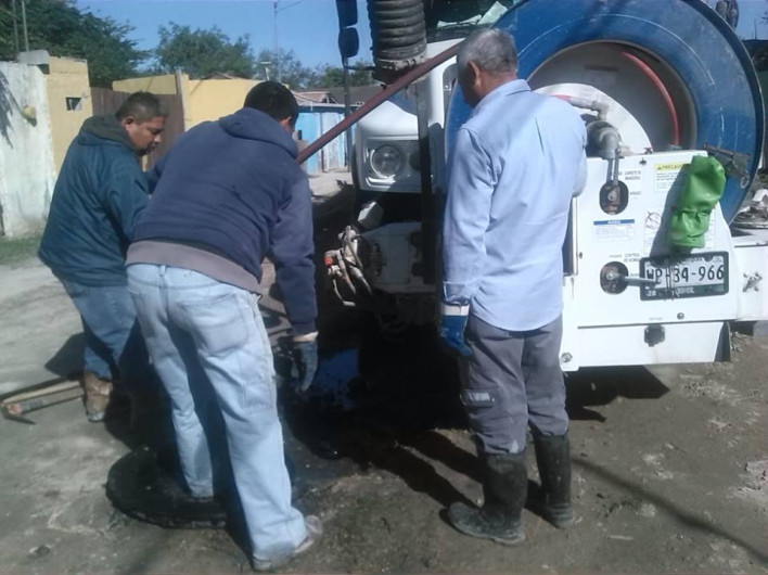 Comapa trabaja con equipo vactor