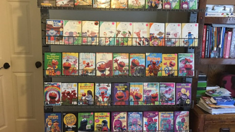 Padres recrean tienda de Blockbuster para su hijo con autismo