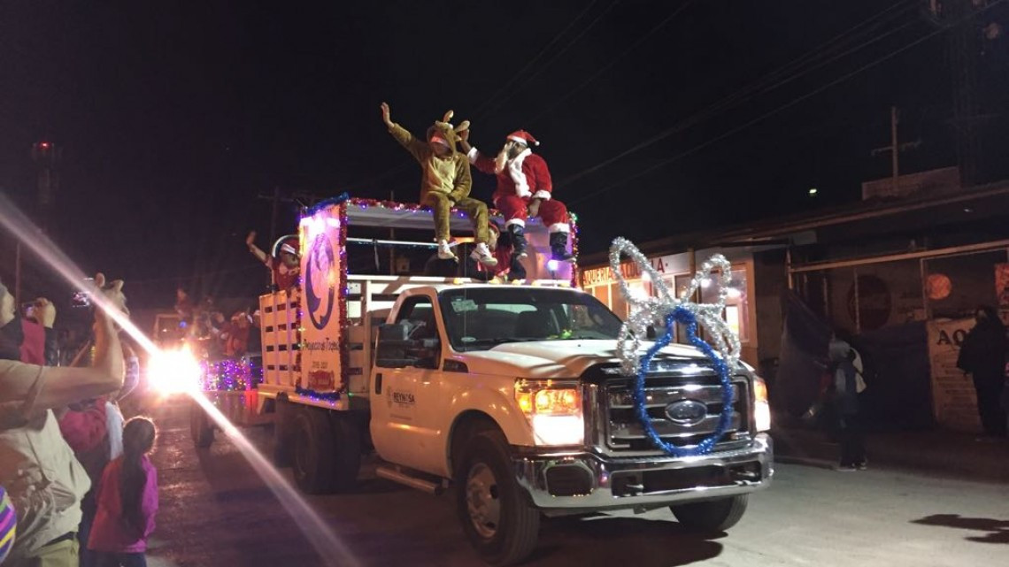 Disfrutan cientos de familias, el Desfile Navideño 2018
