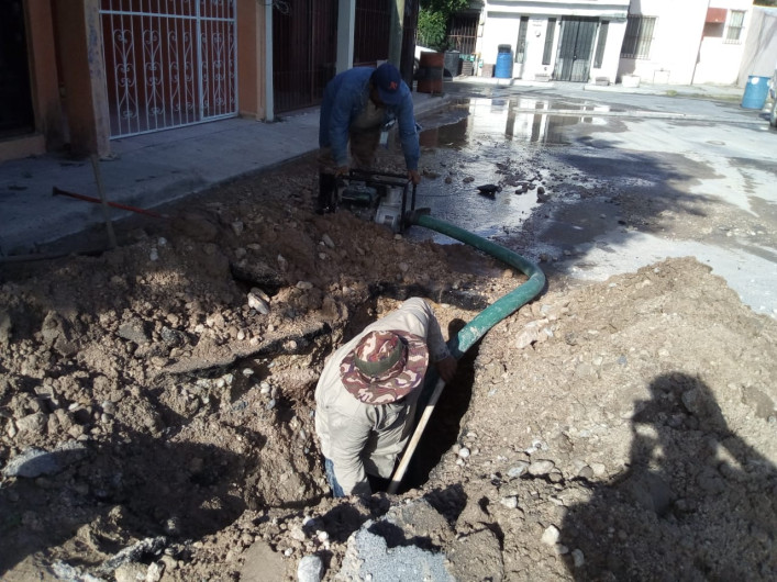 Reparan fuga de agua en La Cañada