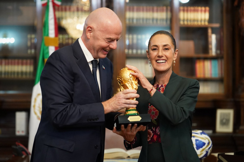 Sheinbaum sostiene encuentro con presidente de la FIFA sobre el Mundial 2026