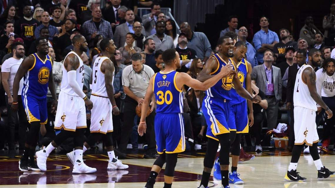 Golden State vence a Cleveland y acaricia el título de la NBA