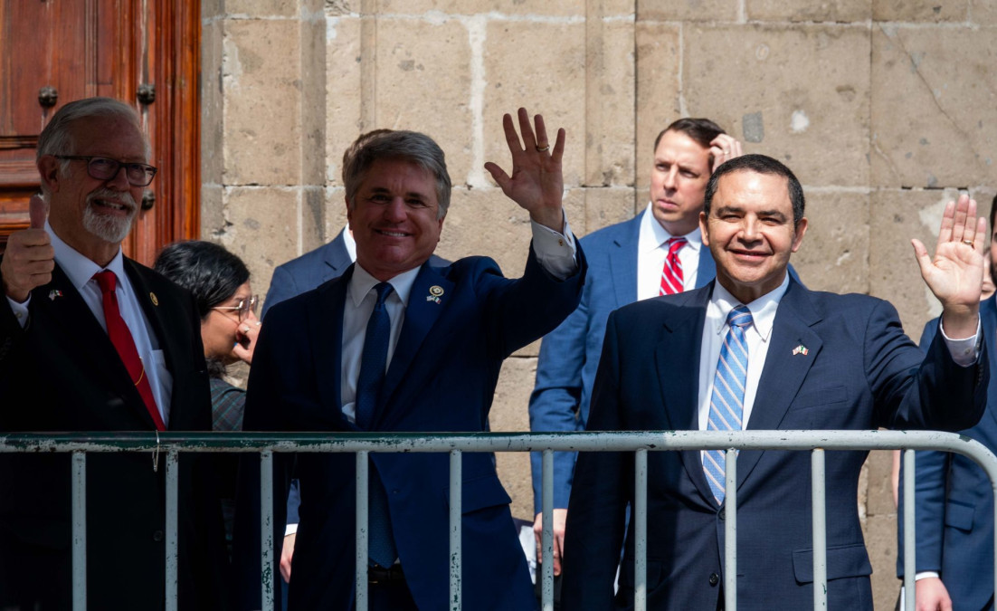 Se reúnen congresistas texanos con AMLO en Palacio Nacional