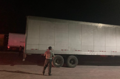 Rescatan INM y GN 121 migrantes hacinados en camión en Nuevo León 