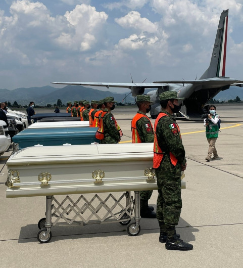 Llegan a México cuerpos de 8 migrantes mexicanos fallecidos en tráiler 