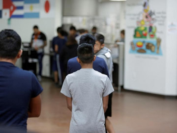 Niegan entrada a senador demócrata a albergue de niños inmigrantes