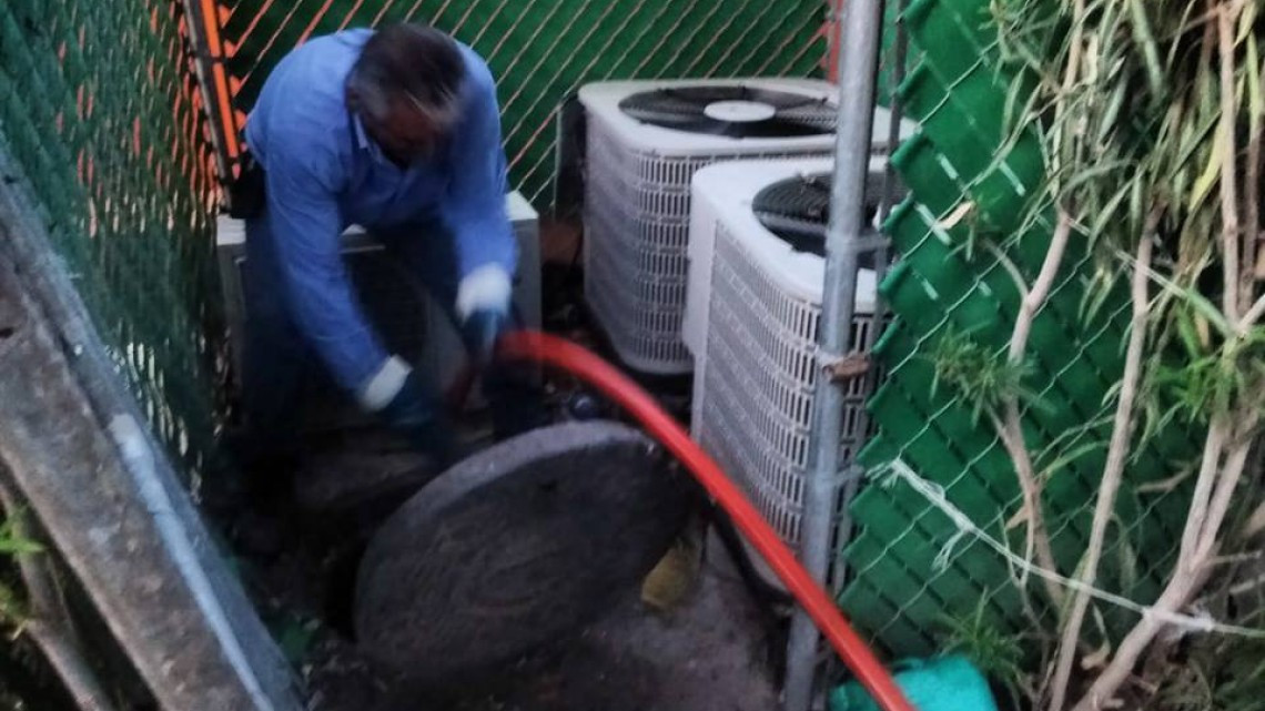 Comapa trabaja con equipo vactor