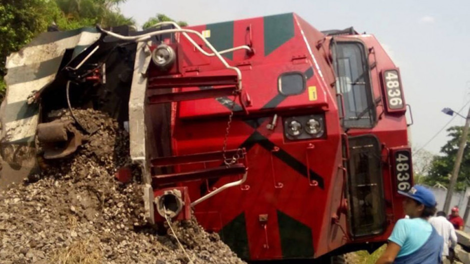 Embiste tren a tráiler que no hizo alto