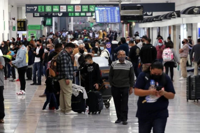 Acusa AMLO de "campaña en contra del gobierno" por saturación y retrasos en el AICM