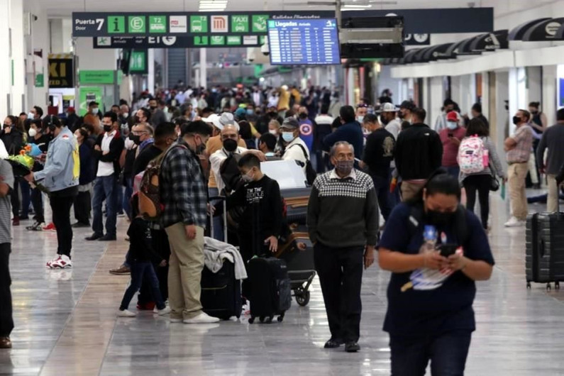 Acusa AMLO de "campaña en contra del gobierno" por saturación y retrasos en el AICM