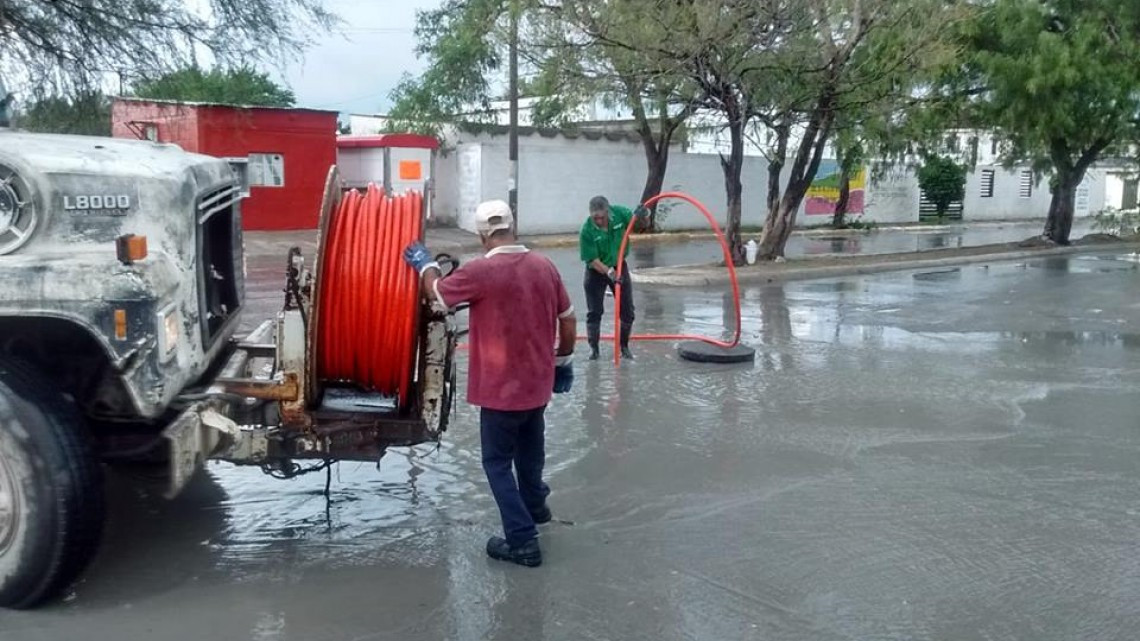 Comapa trabaja con equipo vactor