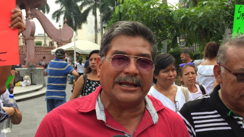 Ex empleados municipales se plantan frente a presidencia municipal