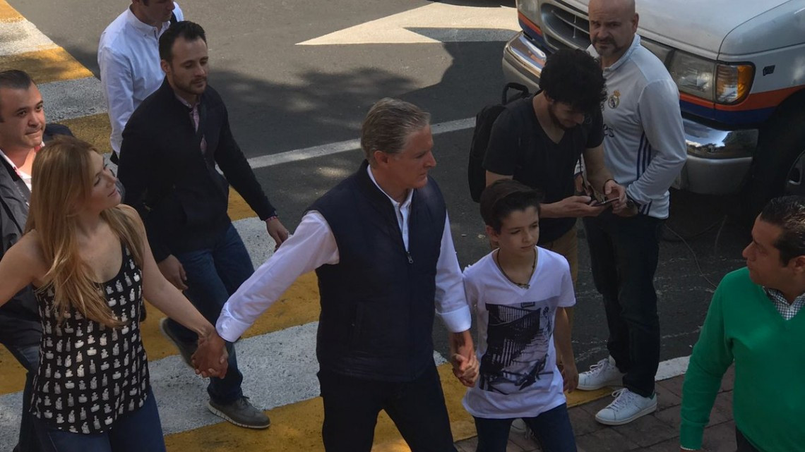  Alfredo del Mazo emite su voto