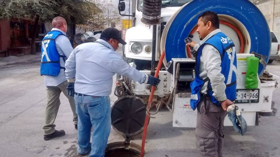 Comapa trabaja con equipo vactor
