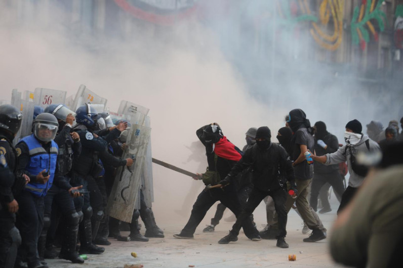 Marcha del 2 de octubre reúne a miles en la CDMX; se registran disturbios y enfrentamientos 