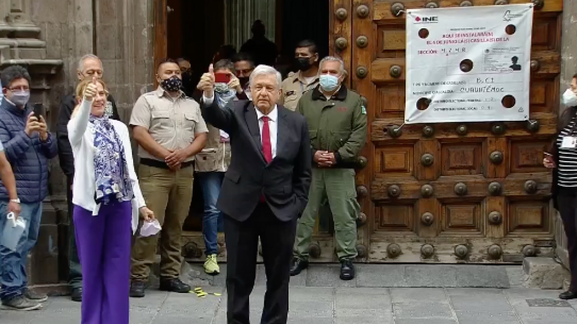 Emite AMLO su voto en el Museo de Arte de la SHCP 