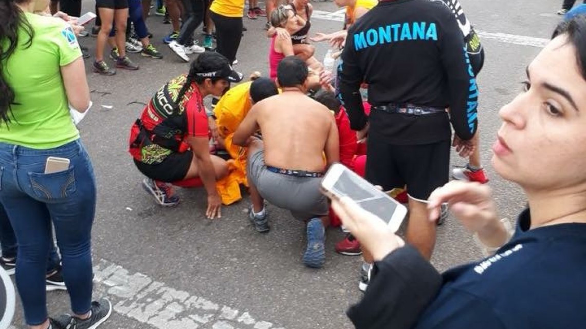 Estructura metálica aplasta a corredores