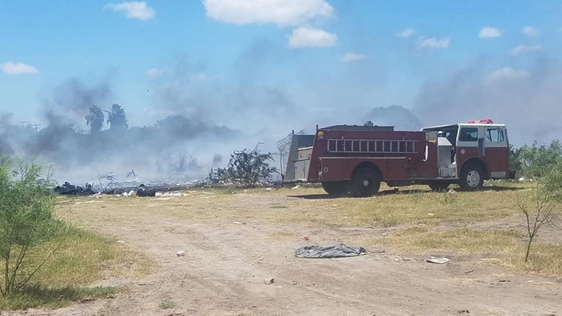 Arde basurero clandestino en Matamoros