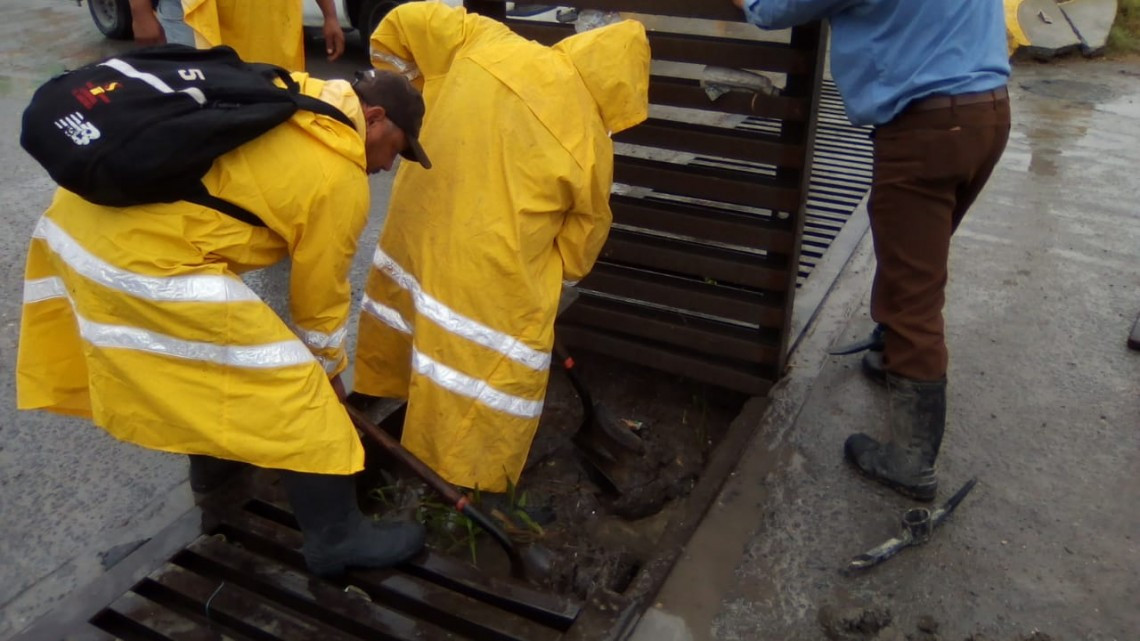 Desazolvan cuadrillas municipales sistema pluvial