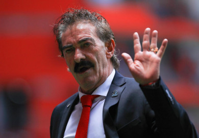 La Volpe propone que el fútbol sea como el basquetbol y el americano